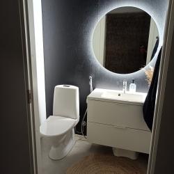 LED valopeili 4000K valonvärissä tummalla seinällä.